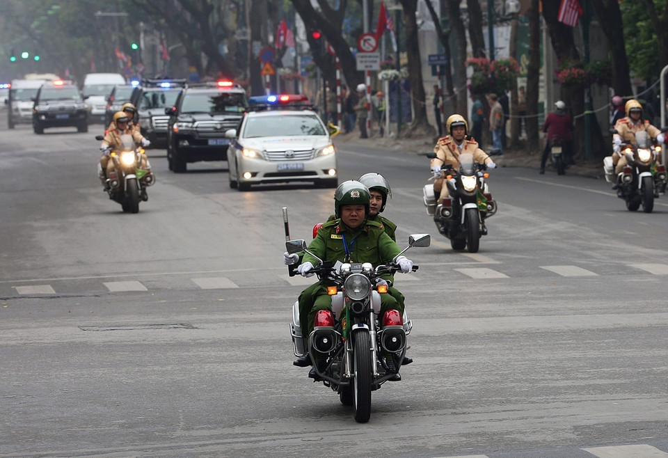 Trong ảnh: Đoàn Triều Tiên di chuyển trên đường Lý Thường Kiệt đến khách sạn Metropole trên phố Ngô Quyền, quận Hoàn Kiếm (Hà Nội) để kiểm tra công tác chuẩn bị cho cuộc gặp đầu tiên giữa Tổng thống Mỹ Donald Trump với Chủ tịch Triều Tiên Kim Jong-un. (Ảnh: Dương Giang/TTXVN)