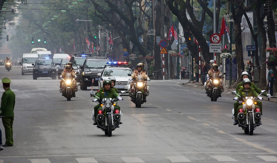 Trong ảnh: Đoàn Triều Tiên di chuyển trên đường Lý Thường Kiệt đến khách sạn Metropole trên phố Ngô Quyền, quận Hoàn Kiếm (Hà Nội) để kiểm tra công tác chuẩn bị cho cuộc gặp đầu tiên giữa Tổng thống Mỹ Donald Trump với Chủ tịch Triều Tiên Kim Jong-un. (Ảnh: Dương Giang/TTXVN)