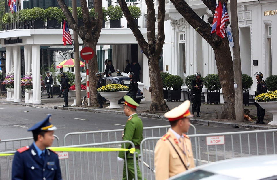An ninh được đảm bảo tuyệt đối quanh khu vực khách sạn Metropole. (Ảnh: Dương Giang/TTXVN)