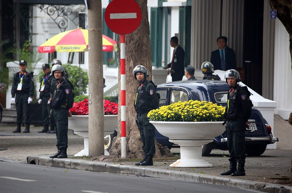 Nhân viên an ninh kiểm tra khu vực cửa ra vào Khách sạn Metropole trên phố Ngô Quyền. (Ảnh: Dương Giang/TTXVN)
