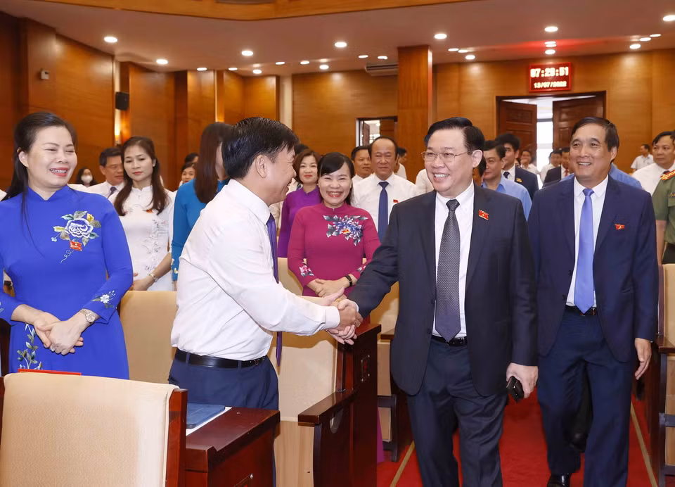 Chủ tịch Quốc hội Vương Đình Huệ với đại biểu. (Ảnh: Doãn Tấn/TTXVN)
