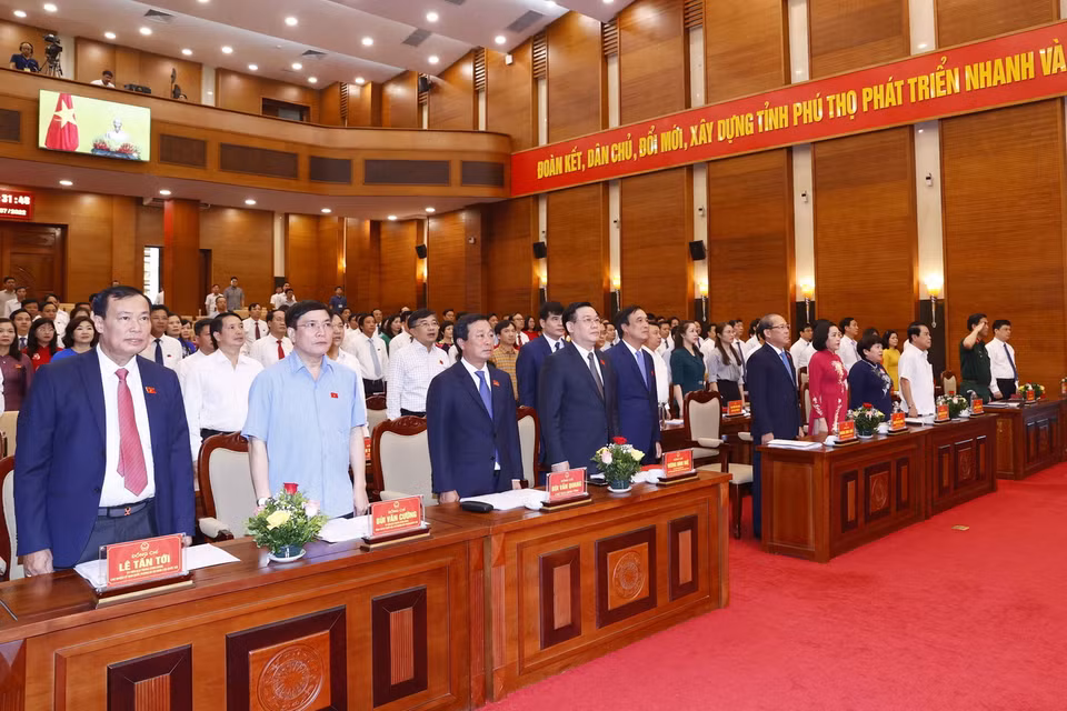 Chủ tịch Quốc hội Vương Đình Huệ và đại biểu thực hiện nghi thức chào cờ. (Ảnh: Doãn Tấn/TTXVN)
