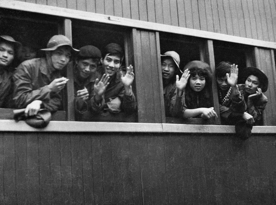 Phóng viên, điện báo viên, kỹ thuật viên Việt Nam Thông tấn xã khóa GP10 trên tàu vào chi viện cho chiến trường miền Nam. (Ảnh: TTXVN)