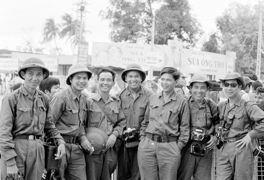 Phóng viên Thông tấn xã Giải phóng và Việt Nam Thông tấn xã tham gia đưa tin trong Chiến dịch Hồ Chí Minh, tháng 4/1975. (Ảnh: TTXVN)