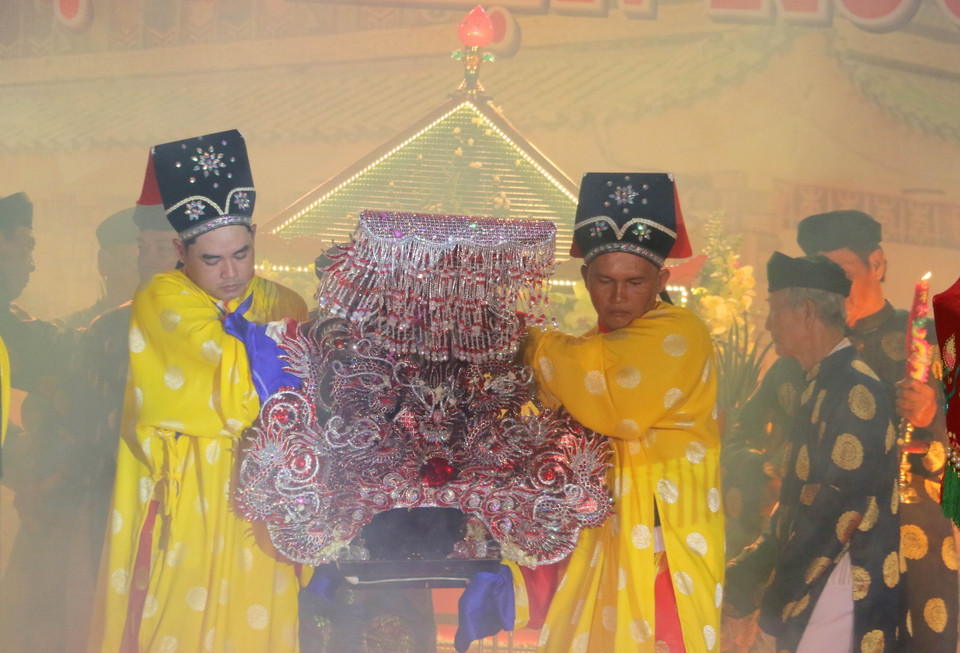 Nghi thức thỉnh Bà Chúa Xứ Núi Sam nhập Miếu. (Ảnh: Công Mạo/TTXVN)