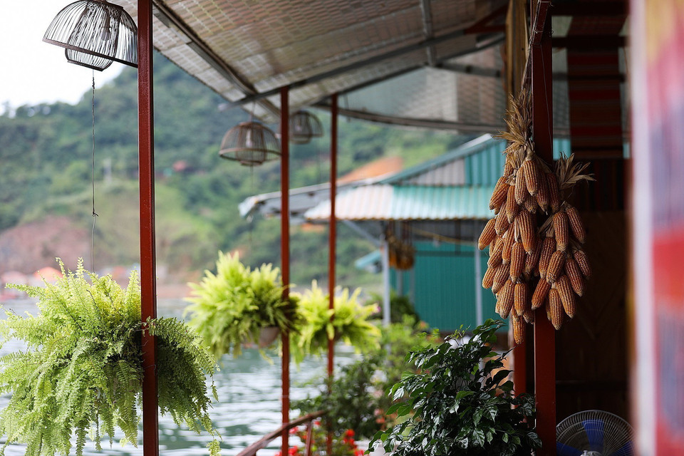 Không gian homestay nổi trên hồ được trang trí đơn giản nhưng không kém phần thơ mộng. (Ảnh: Trọng Đạt/TTXVN)