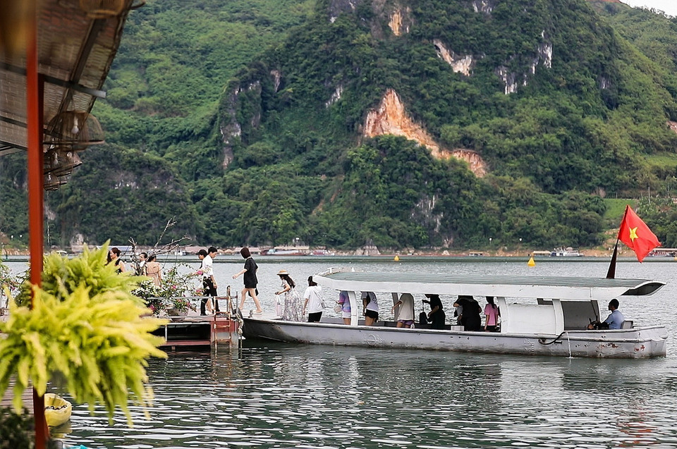 Khách du lịch thăm quan lòng hồ Hòa Bình. (Ảnh: Trọng Đạt/TTXVN)