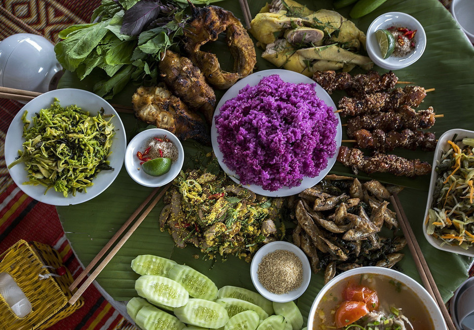 Du khách khi đến du lịch tại các homestay nổi trên hồ Hòa Bình sẽ được thưởng thức những món ăn ngon, đa dạng và phong phú của người Mường. (Ảnh: Trọng Đạt/TTXVN)
