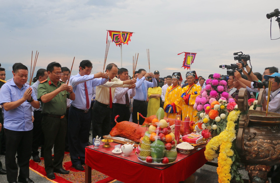 Nghi thức nguyện hương cung thỉnh Thánh mẫu Chúa Xứ núi Sam xuống núi. (Ảnh: Công Mạo/TTXVN)
