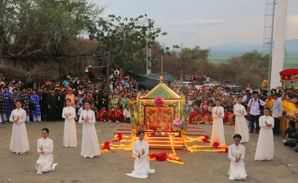 Chương trình sân khấu hóa Lễ phục hiện rước tượng bà rước tượng Bà Chúa Xứ từ trên đỉnh núi Sam xuống Miếu. (Ảnh: Công Mạo/TTXVN)