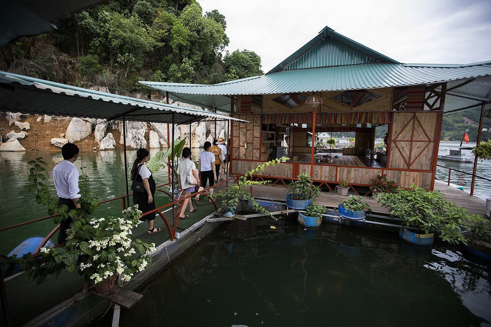 Homestay có thể phục vụ được các đoàn khách đông người có nhu cầu tham quan trải nghiệm. (Ảnh: Trọng Đạt/TTXVN)
