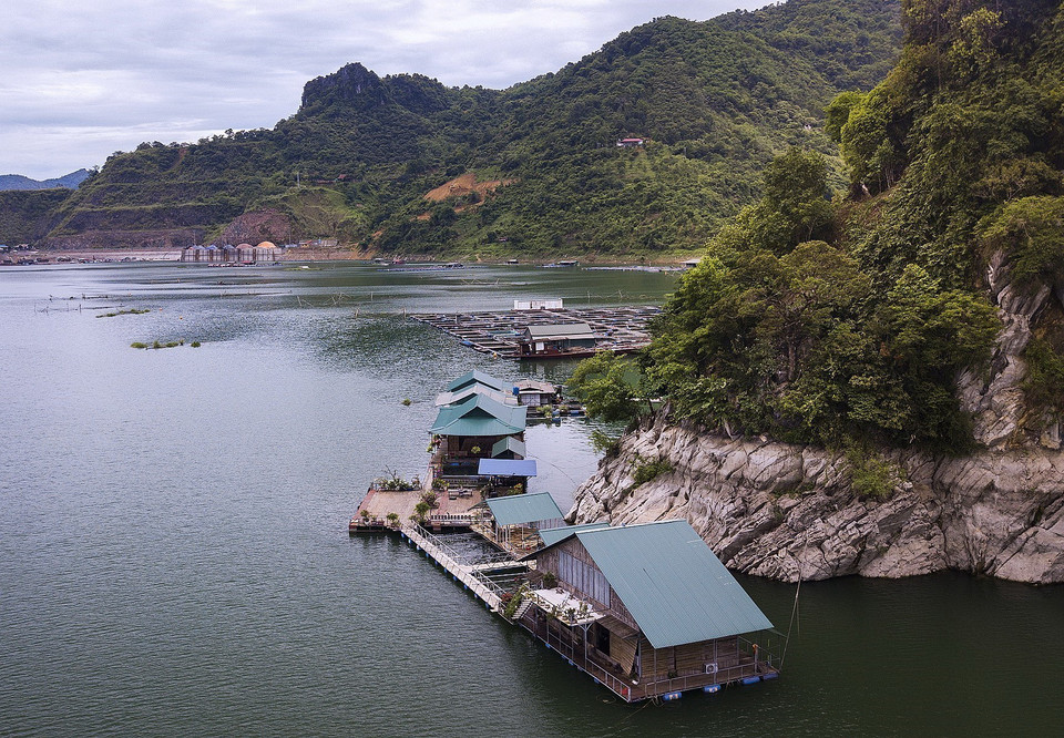 Một homestay nổi trên hồ Hòa Bình thuộc xóm Tháu, phường Thái Bình, thành phố Hòa Bình. (Ảnh: Trọng Đạt/TTXVN)