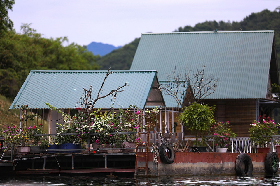 Homestay nổi trên hồ Hòa Bình thuộc xóm Tháu, phường Thái Bình. (Ảnh: Trọng Đạt/TTXVN)