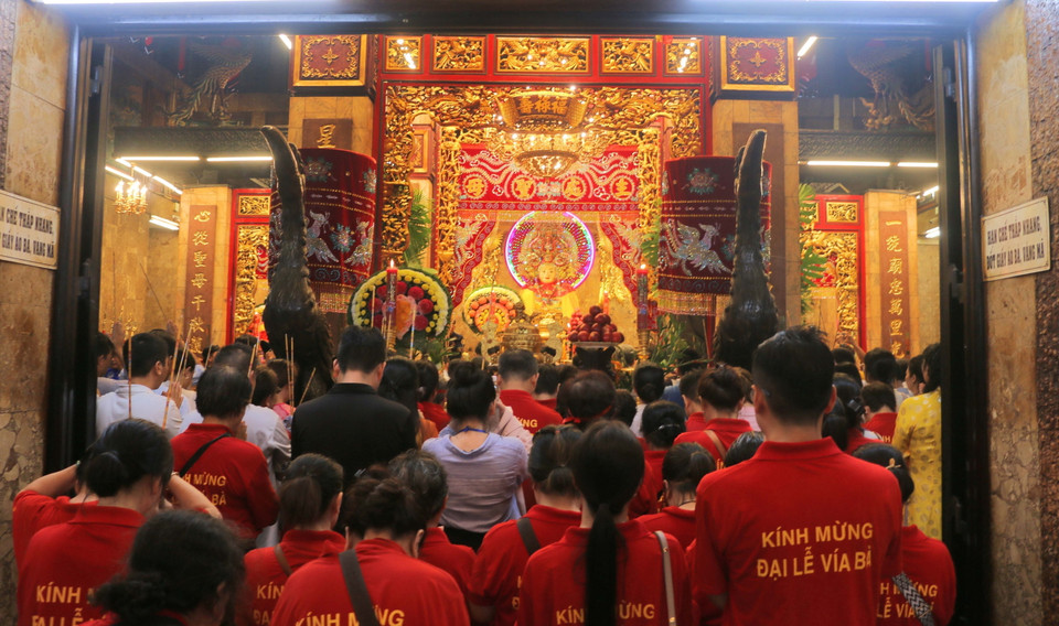 Đông đảo nhân dân phường Núi Sam, thành phố Châu Đốc và du khách thập phương trang nghiêm thực hiện nghi lễ đưa tượng Bà nhập Miếu. (Ảnh: Công Mạo/TTXVN)