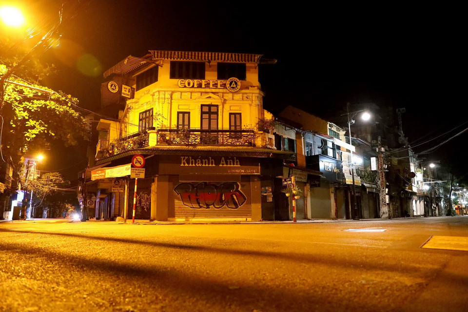 Những con phố thường ngày tấp nập lúc đầu giờ tối, nay chìm trong tĩnh mịch khi đồng hồ mới điểm 20 giờ. (Ảnh: Huy Hùng/TTXVN)