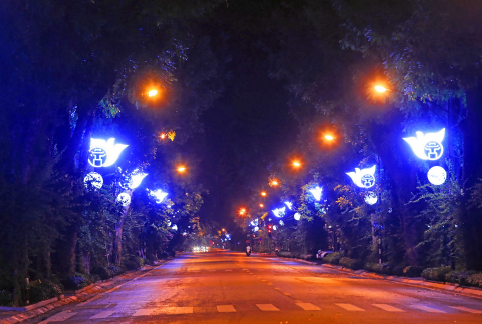 Đường Điện Biên Phủ trong những đêm giãn cách. (Ảnh: Tuấn Anh/TTXVN)