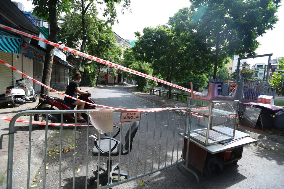  Từ số 3 hồ Văn Chương đến đầu phố Tôn Đức Thắng bị phong tỏa. (Ảnh: Hoàng Hiếu/TTXVN) 