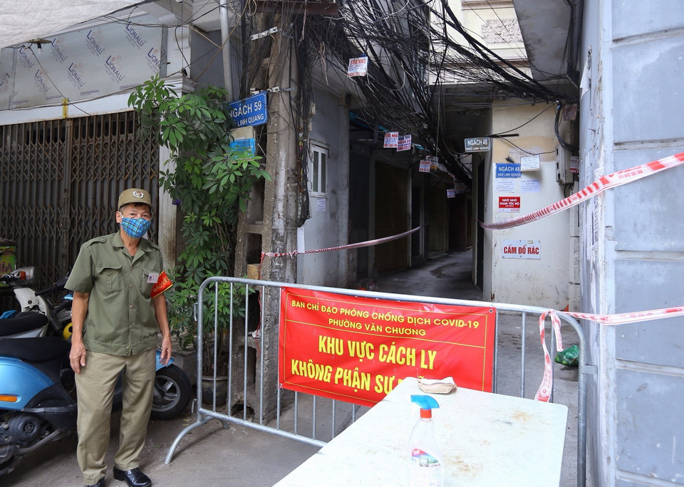  Một đoạn ngõ Linh Quang (phường Văn Chương) bị phong tỏa do liên quan đến hai ca dương tính với COVID-19. (Ảnh: Hoàng Hiếu/TTXVN) 