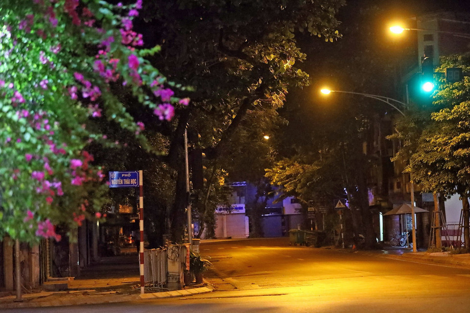 Vẻ đẹp lãng mạn góc phố Lê Duẩn-Nguyễn Thái Học khi màn đêm buông. (Ảnh: Huy Hùng/TTXVN)