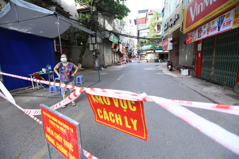  Người dân trong khu vực bị phong tỏa ở phố Ngô Sỹ Liên, phường Văn Miếu. (Ảnh: Hoàng Hiếu/TTXVN) 
