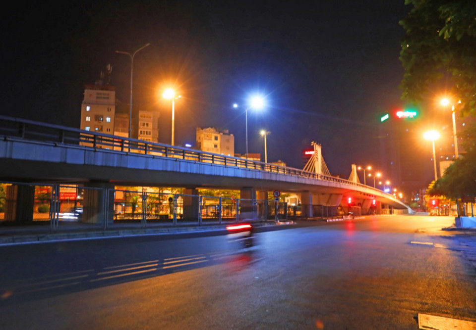 Cầu vượt Ngã Tư Sở yên tĩnh trong những đêm giãn cách. (Ảnh: Tuấn Anh/TTXVN)