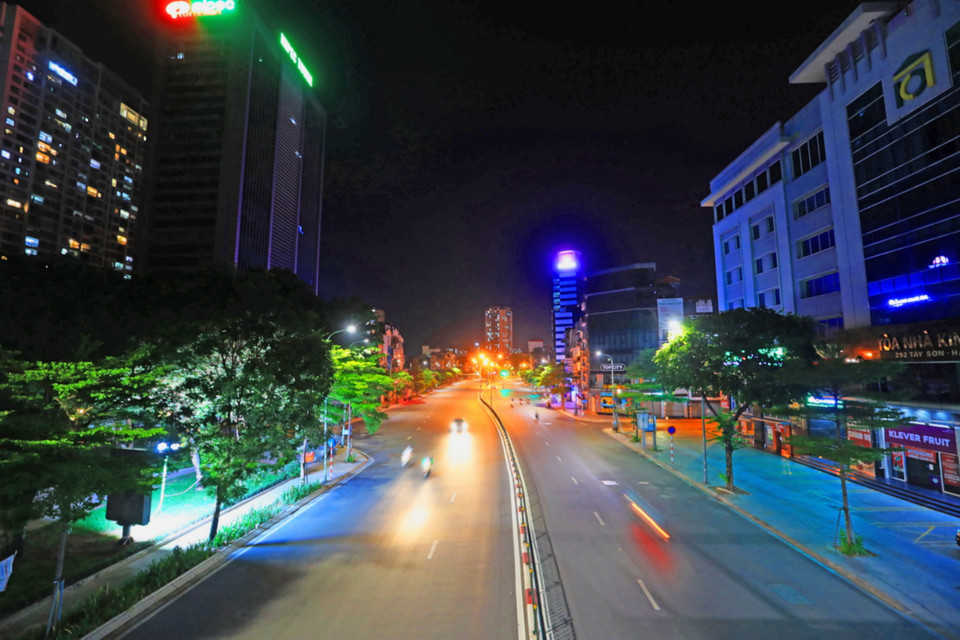 Đường Tây Sơn lác đác bóng người qua lại. (Ảnh: Tuấn Anh/TTXVN)