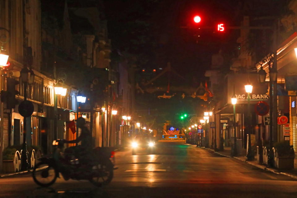 Khu vực ngã tư Hàng Khay-Tràng Tiền lâu lâu mới thấy có bóng người xuất hiện. (Ảnh: Tuấn Anh/TTXVN)