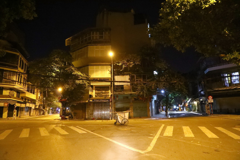 Ngã ba Hàng Mã-Lương Văn Can vắng lặng trong màn đêm. (Ảnh: Huy Hùng/TTXVN)