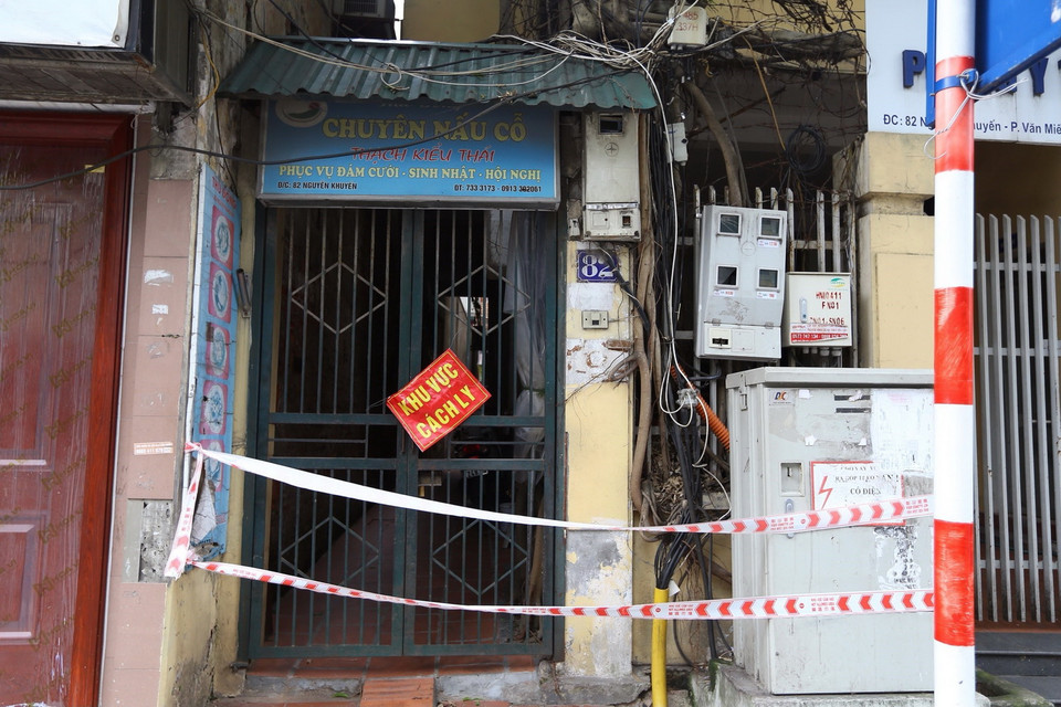 Phong tỏa số nhà 82 phố Nguyễn Khuyến. (Ảnh: Hoàng Hiếu/TTXVN) 