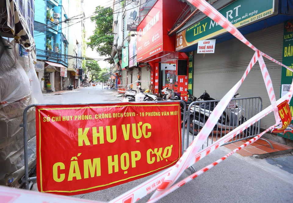 Phố Ngô Sỹ Liên (phường Văn Miếu) bị phong tỏa từ số nhà 16 đến đầu ngõ 34. (Ảnh: Hoàng Hiếu/TTXVN) 