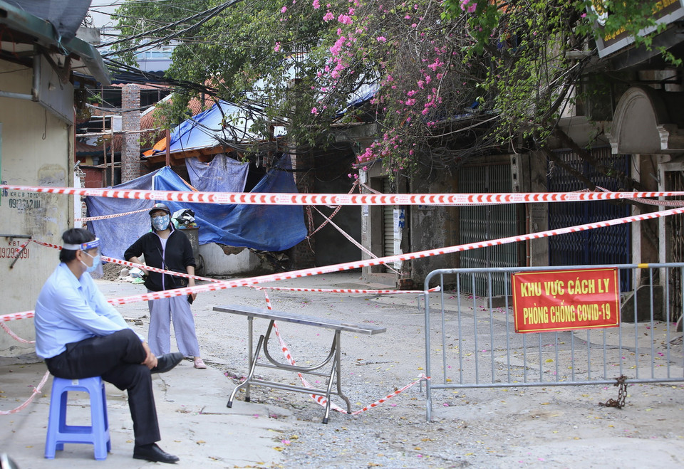  Cách ly khoảng 150m ngõ Văn Chương 2, từ số nhà 63. (Ảnh: Hoàng Hiếu/TTXVN) 