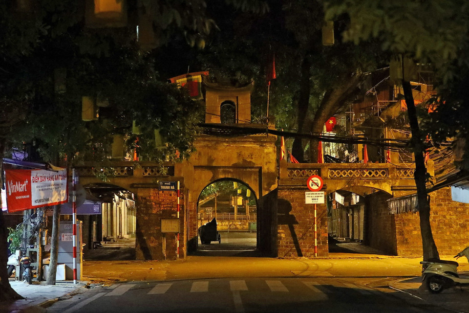 Mới 20 giờ mà phố Ô Quan Chưởng đã chìm trong tĩnh mịch. (Ảnh: Huy Hùng/TTXVN)