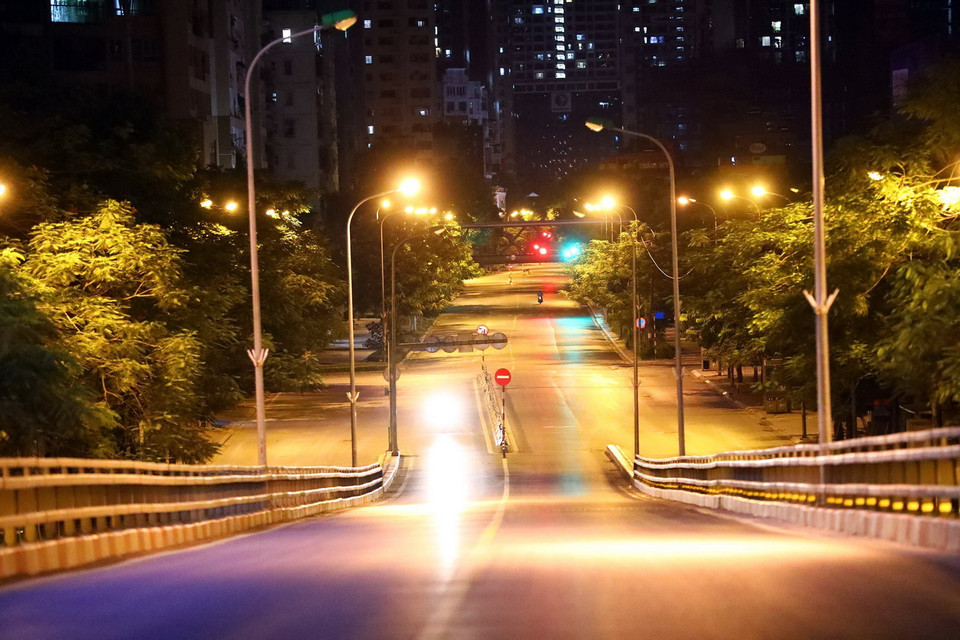 Tối đến, đường phố trở nên vắng lặng bởi hầu hết người dân Hà Nội ở nhà vì e ngại dịch COVID-19 đang lây lan phức tạp. (Ảnh: Huy Hùng/TTXVN)