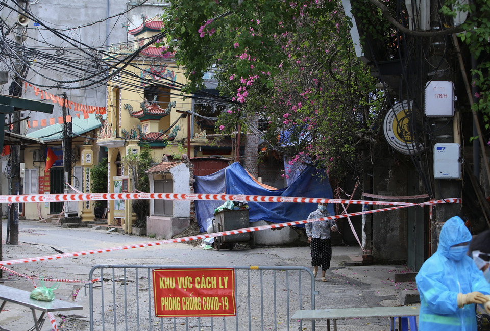 Cách ly khoảng 150m ngõ Văn Chương 2, từ số nhà 63 ngõ Văn Chương 2, thông với ngõ Linh Quang có 2 ca dương tính SARS-CoV-2. (Ảnh: Hoàng Hiếu/TTXVN) 