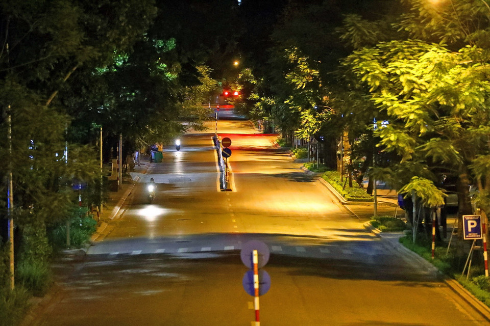 Từ 19 giờ mà phố Huỳnh Thúc Kháng đã vắng vẻ. (Ảnh: Huy Hùng/TTXVN)