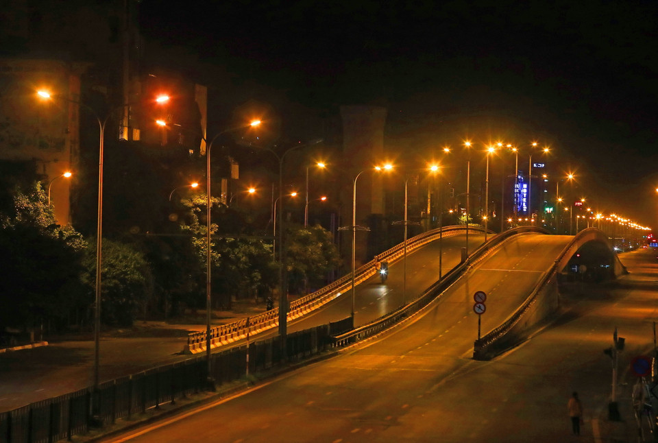 Tuyến phố Nguyễn Thái Học trong ánh đèn đêm. (Ảnh: TTXVN)