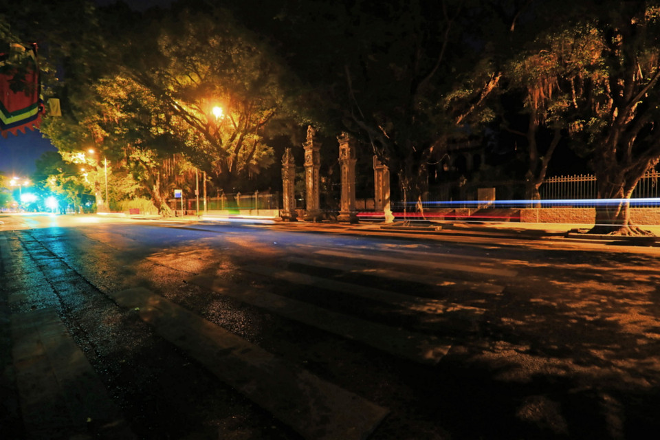 Phố Văn Miếu tĩnh lặng trong đêm. (Ảnh: Tuấn Anh/TTXVN)