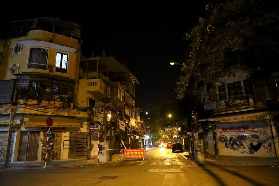 Khác với khi không có dịch, giờ đây, người ta luôn gặp hình ảnh chốt kiểm soát dịch ở nhiều tuyến phố. (Ảnh: Huy Hùng/TTXVN)