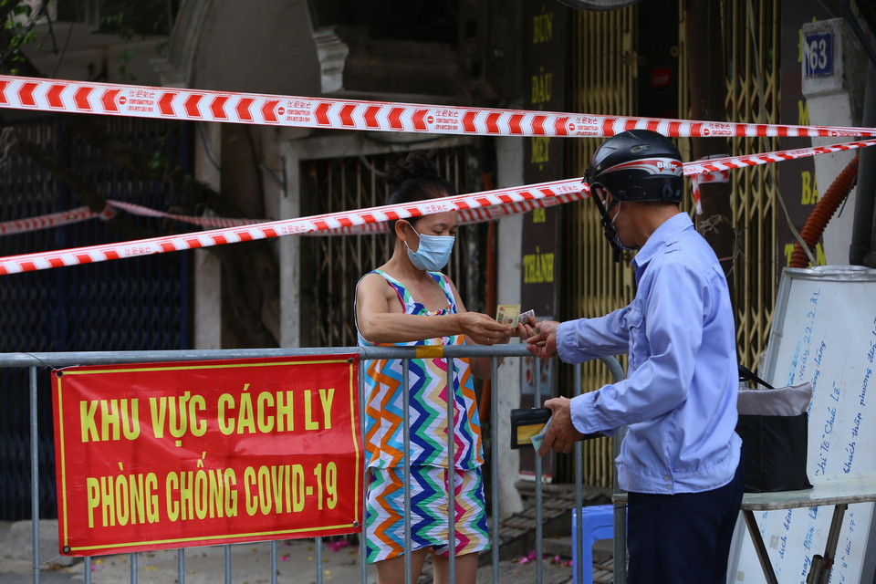  Mọi giao dịch đều tại rào chắn phong tỏa. (Ảnh: Hoàng Hiếu/TTXVN) 