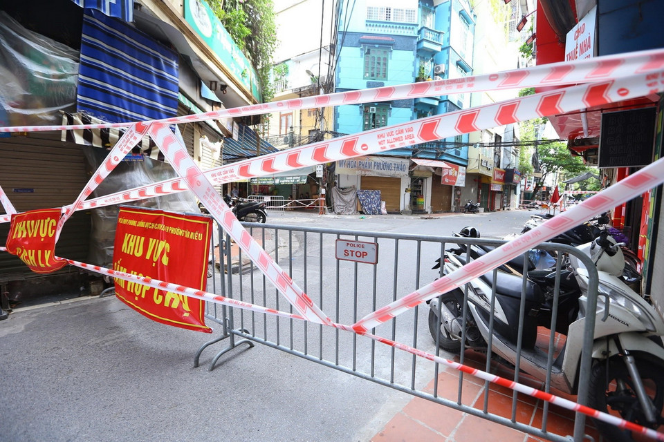  Phố Ngô Sỹ Liên (phường Văn Miếu) bị phong tỏa từ số nhà 16 đến đầu ngõ 34. (Ảnh: Hoàng Hiếu/TTXVN) 