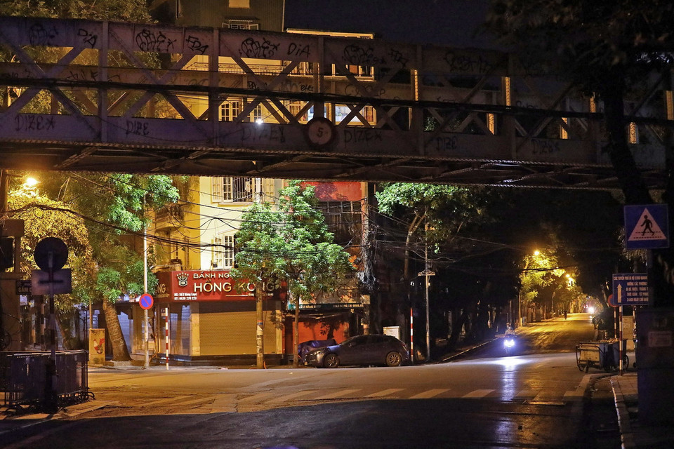 Khu vực phố cổ vắng vẻ, tĩnh lặng lạ thường trong những ngày giãn cách xã hội. (Ảnh: Huy Hùng/TTXVN)