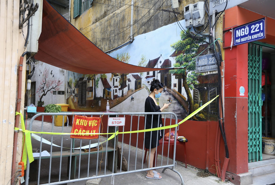  Phong tỏa ngõ 221 Nguyễn Khuyến, phường Văn Miếu. (Ảnh: Hoàng Hiếu/TTXVN) 
