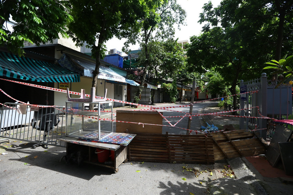  Từ số 3 hồ Văn Chương đến đầu phố Tôn Đức Thắng bị phong tỏa. (Ảnh: Hoàng Hiếu/TTXVN) 