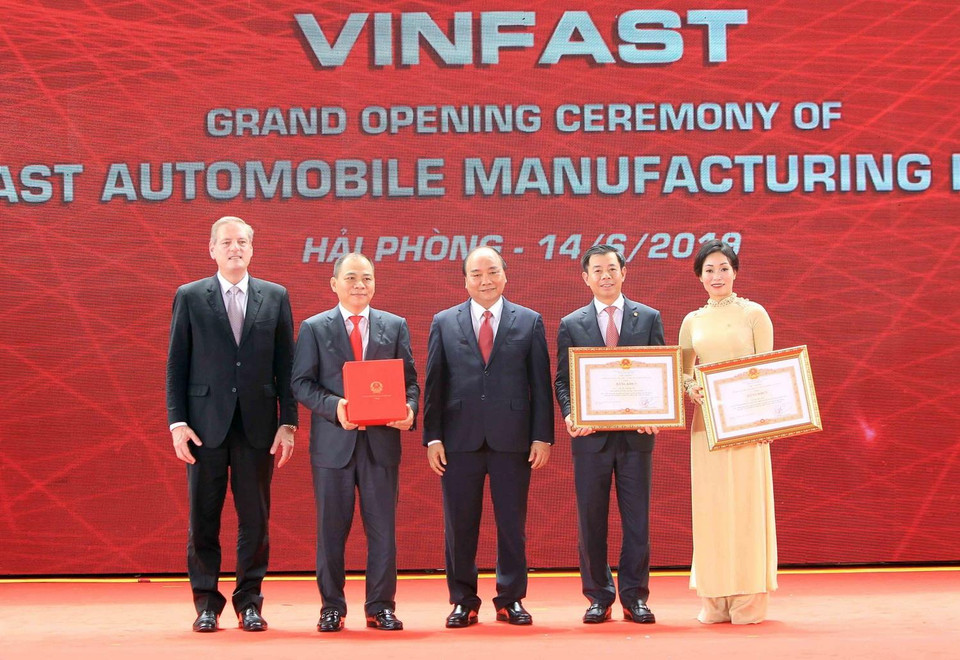 Thủ tướng Nguyễn Xuân Phúc trao tặng Bằng khen cho các cá nhân và tập thể tại buổi lễ. (Ảnh: An Đăng/TTXVN)