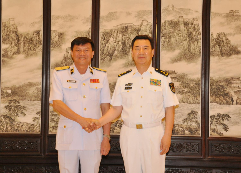 Chuẩn Đô đốc Phạm Văn Vững và Trung tướng Tần Sinh Tường.( Ảnh: Vĩnh Hà/Vietnam+)