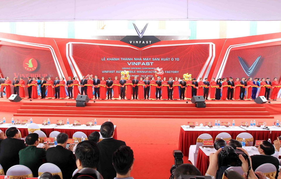 Thủ tướng Nguyễn Xuân Phúc và các đại biểu cắt băng khánh thành nhà máy ôtô VinFast. (Ảnh: An Đăng/TTXVN)
