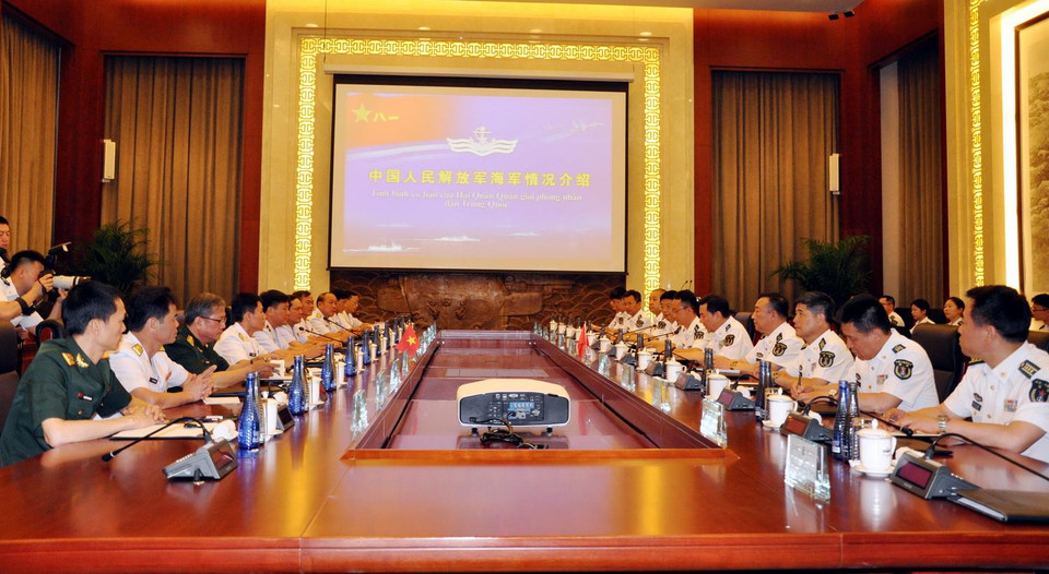 Toàn cảnh buổi hội đàm giữa Chuẩn Đô đốc Phạm Văn Vững với Trung tướng Tần Sinh Tường. (Ảnh: Vĩnh Hà/Vietnam+)