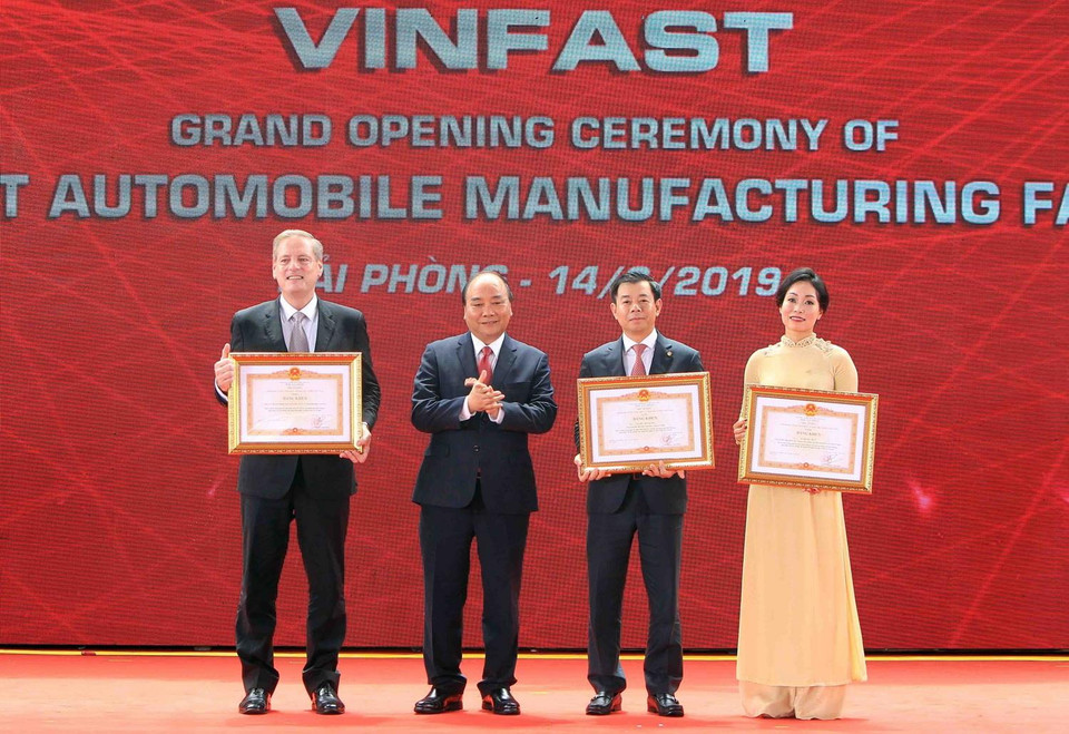 Thủ tướng Nguyễn Xuân Phúc trao tặng Bằng khen cho các cá nhân và tập thể tại buổi lễ. (Ảnh: An Đăng/TTXVN)