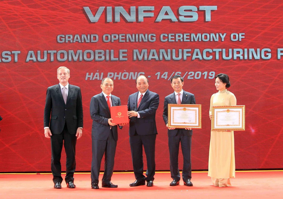 Thủ tướng Nguyễn Xuân Phúc trao tặng Bằng khen cho các cá nhân và tập thể tại buổi lễ. (Ảnh: An Đăng/TTXVN)