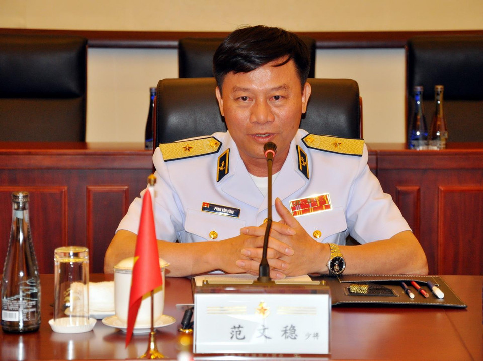 Chuẩn Đô đốc Phạm Văn Vững giới thiệu kinh nghiệm về lĩnh vực công tác Đảng, công tác chính trị trong Hải quân Việt Nam. (Ảnh: Bùi Tuấn/Vietnam+)